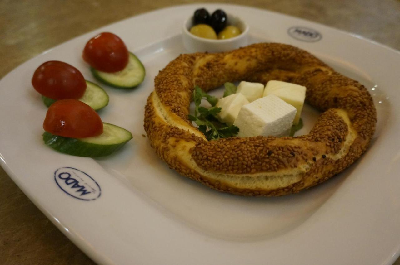 فندق فوسفورين اسطنبول المظهر الخارجي الصورة Simit with kaymak