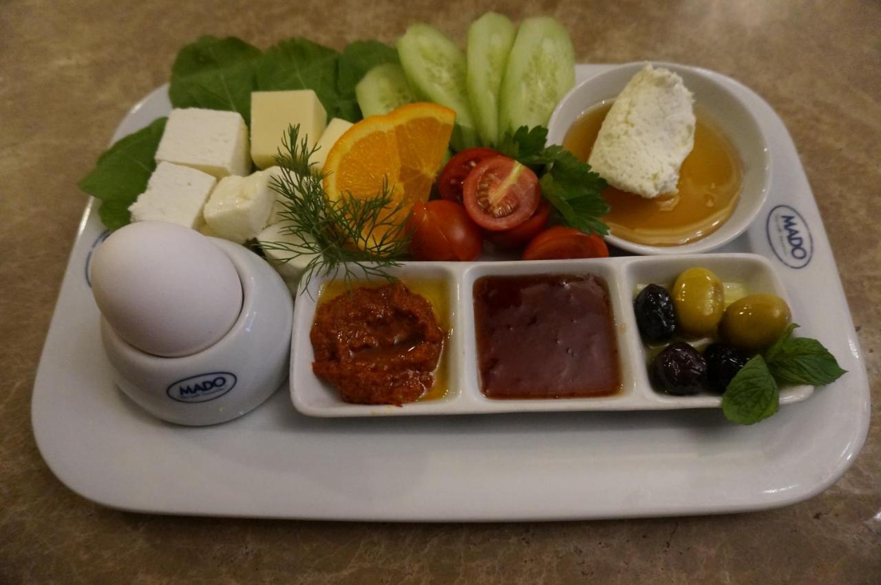 فندق فوسفورين اسطنبول المظهر الخارجي الصورة A traditional Turkish breakfast