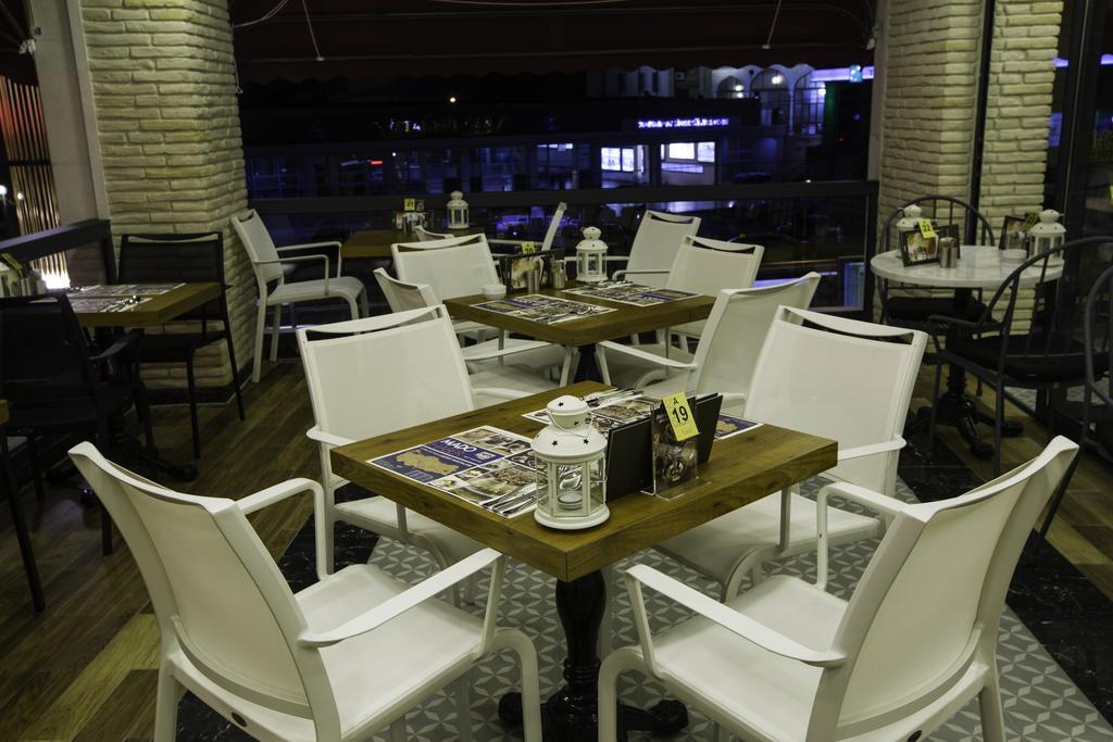 فندق فوسفورين اسطنبول المظهر الخارجي الصورة Interior of a restaurant in Nicosia