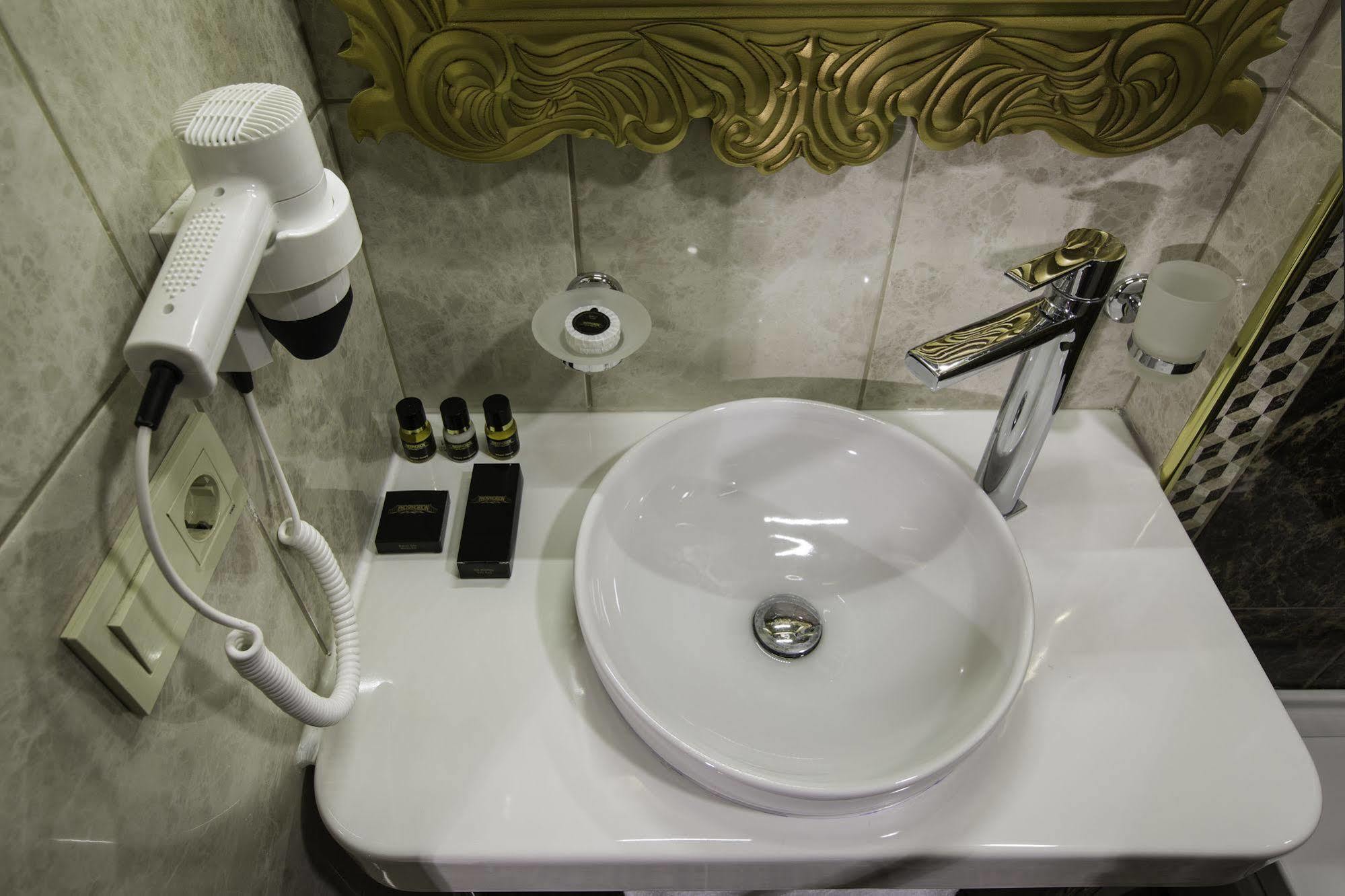 فندق فوسفورين اسطنبول المظهر الخارجي الصورة A bathroom in a hotel