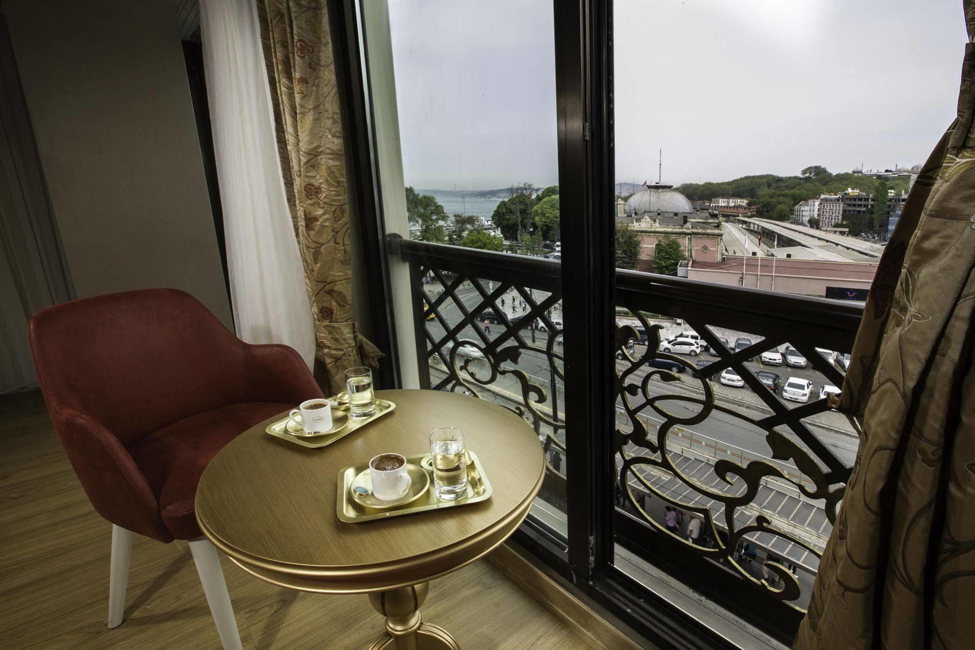 فندق فوسفورين اسطنبول المظهر الخارجي الصورة A room at the hotel