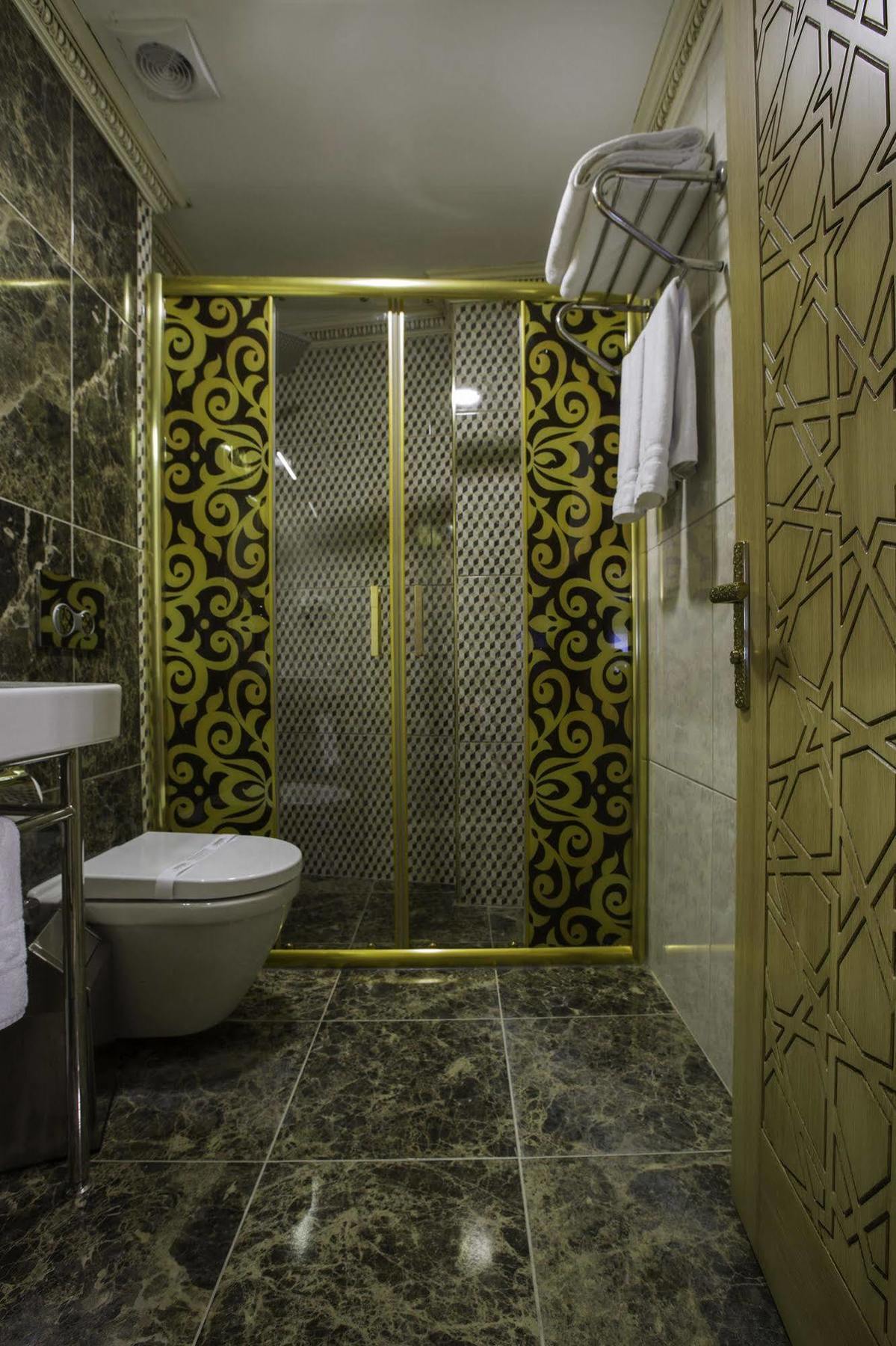 فندق فوسفورين اسطنبول المظهر الخارجي الصورة A shower enclosure