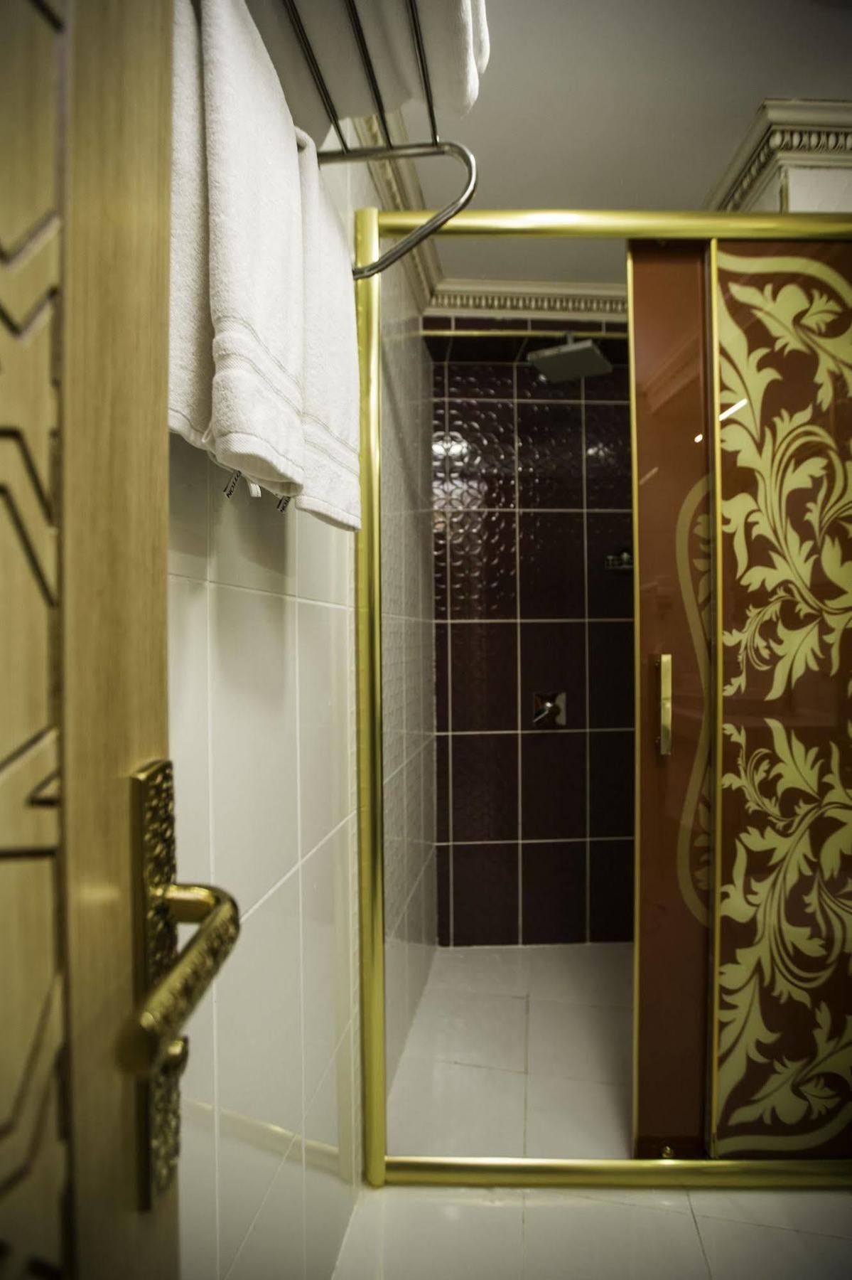 فندق فوسفورين اسطنبول المظهر الخارجي الصورة A shower cubicle