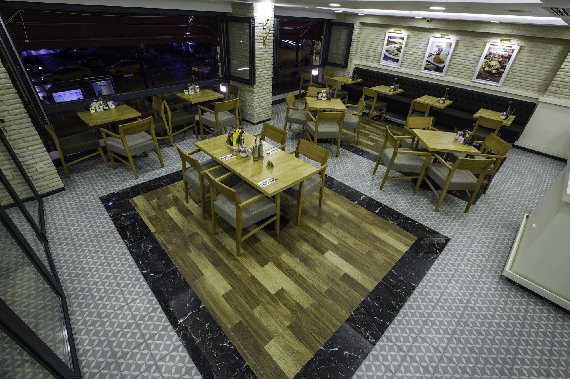 فندق فوسفورين اسطنبول المظهر الخارجي الصورة Interior of a restaurant