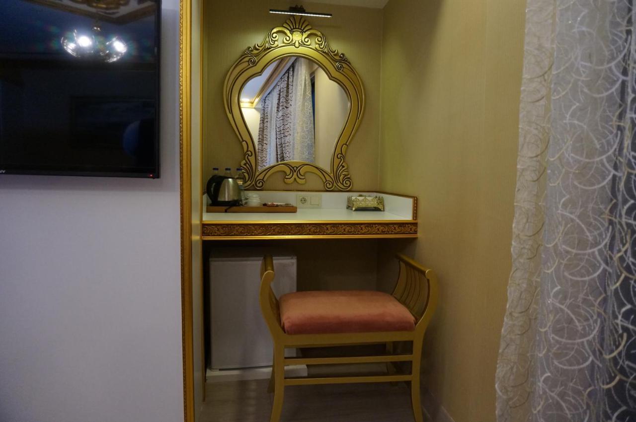 فندق فوسفورين اسطنبول المظهر الخارجي الصورة A dressing table in a hotel room