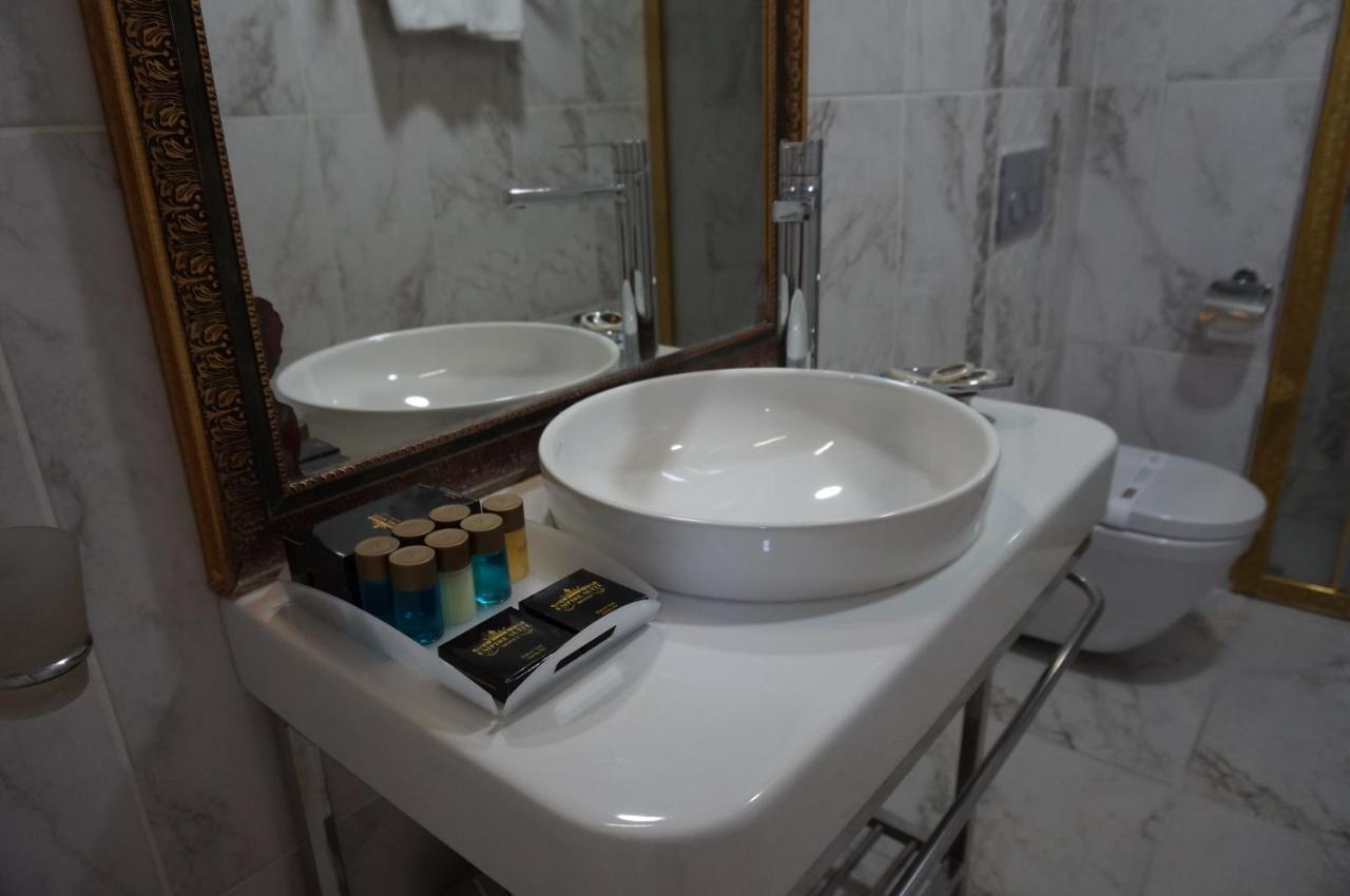 فندق فوسفورين اسطنبول المظهر الخارجي الصورة Bathroom in a hotel